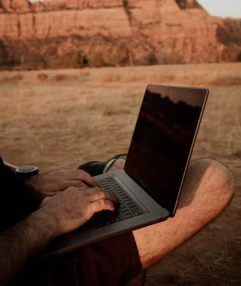 Trabajo digital con un portátil al aire libre