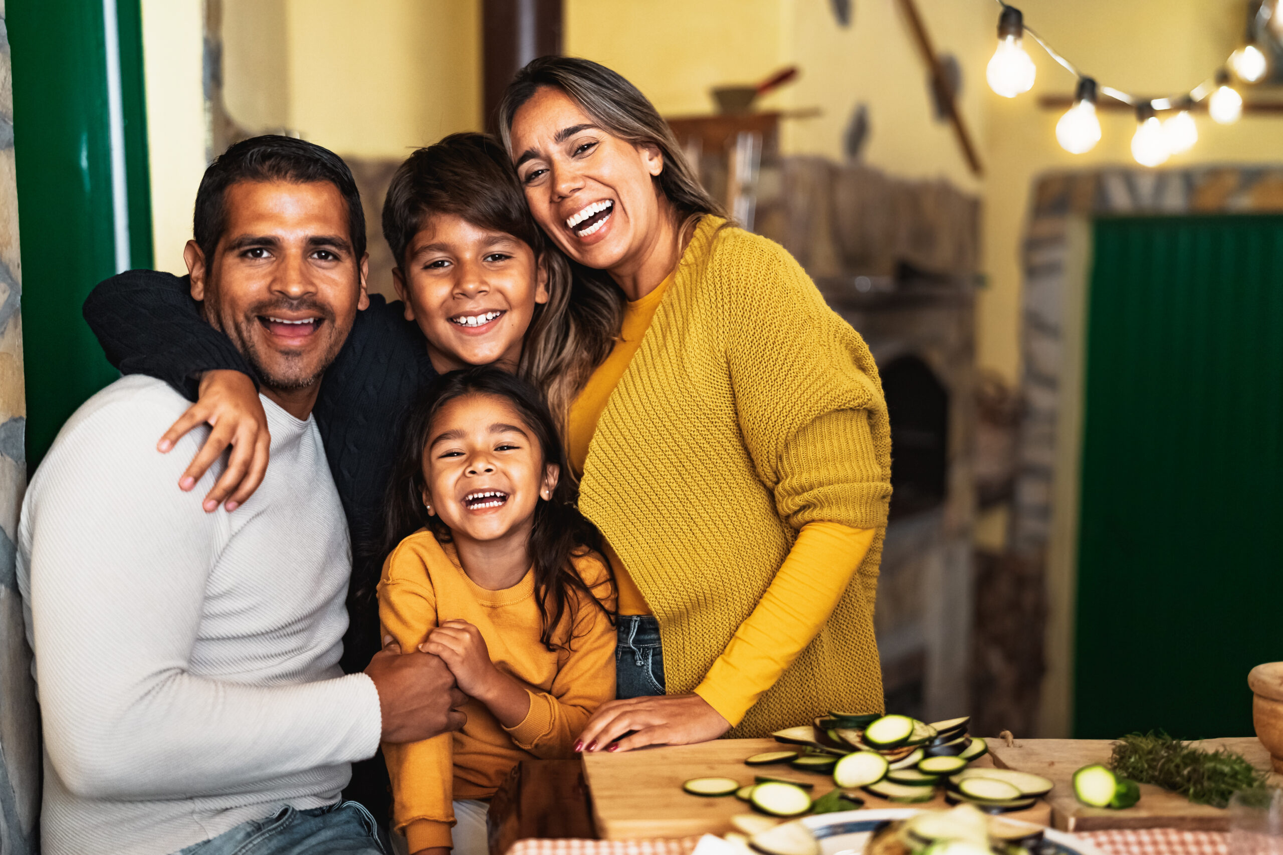 Familia compartiendo un momento en casa