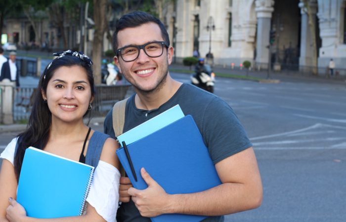 Pareja de estudiantes extranjeros en la calle